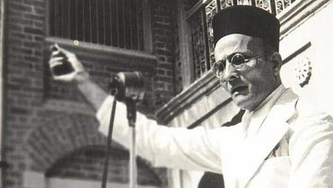 सर्व शाळांमधून सावरकरांचा फोटो हटविणार; राज्य सरकारचा निर्णय