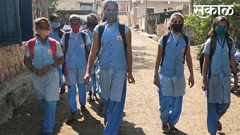 स्कूल चले हम! पाठीवर दप्तर, खांद्यावर हात टाकत बालमित्र पाेचले शाळेत