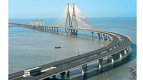 मुंबई - जनता कर्फ्यूच्या पार्श्वभूमीवर रविवारी वरळी सी लिंकवर एकही वाहन दिसत नव्हते.