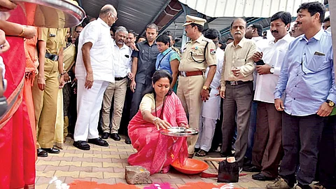 बारामती - दौंड-बारामती लोहमार्गाच्या विद्युतीकरणाच्या कामाचे मंगळवारी भूमिपूजन करताना खासदार सुप्रिया सुळे. या प्रसंगी उपस्थित ज्येष्ठ नेते शरद पवार व रेल्वेचे अधिकारी.