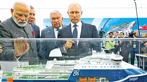 रशियाच्या भेटीत पंतप्रधान नरेंद्र मोदी व रशियाचे अध्यक्ष व्लादिमीर पुतीन जहाजबांधणी प्रकल्पाची पाहणी करताना.