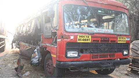 मुंबई- पुणे एक्स्प्रेस वेवर ST बसचा भीषण अपघात, १५ जण गंभीर जखमी