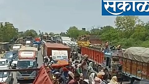 Video : आपापल्या गावी परतणाऱ्या मजूरांना येताहेत अशा अडचणी...