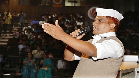 मुंबई डबेवाला संघटनेचे अध्यक्ष सुभाष तळेकर यांना पुण्यातून अटक