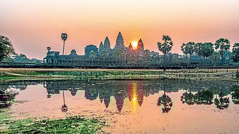 सूर्योदयाच्या वेळी अंकोरवाटचं नयनरम्य प्रतिबिंब पटांगणातील तलावात दिसतं.