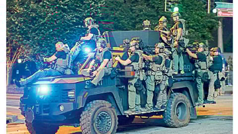 अटलांटा - जॉर्ज फ्लॉइडच्या मृत्यूप्रकरणी आंदोलनास हिंसक वळण लागत असून संवेदनशील भागात ‘स्वात’ची टिम तैनात करण्यात आली.