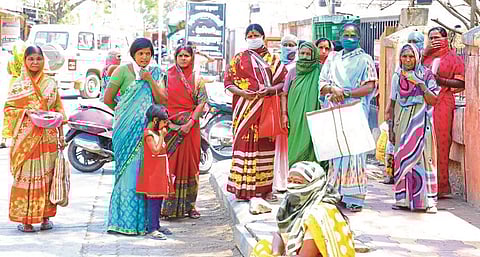 तुळजापूर : तहसील कार्यालयासमोर धान्य मिळण्यासाठी उभ्या असलेल्या महिला.