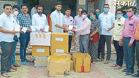 राष्ट्रवादीच्या नेत्याने ग्रामीण भागातील शाळांना दिले थर्मामीटर