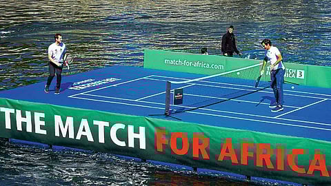 झ्युरीक - रॉजर फेडरर आणि अँडी मरे यांनी लिम्मट नदीवर तराफ्यावर खास उभारण्यात आलेल्या कोर्टवर प्रदर्शनी टेनिस सामन्यात भाग घेतला.