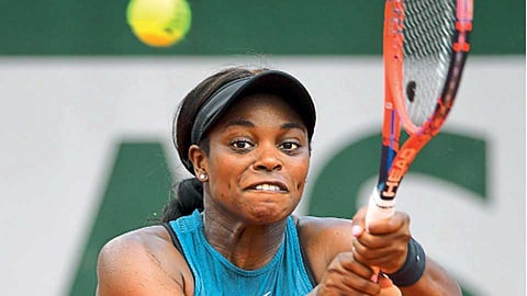 पॅरिस - इटलीच्या कॅमिला जॉर्जीविरुद्ध परतीचा फटका मारताना अमेरिकेची स्लोआनी स्टीफन्स.