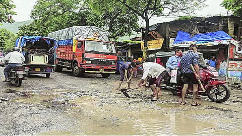 ठाणे पालिका सुपरफास्ट, शहरातले केवळ ३२० खड्डे बुजवण्याचं काम बाकी!