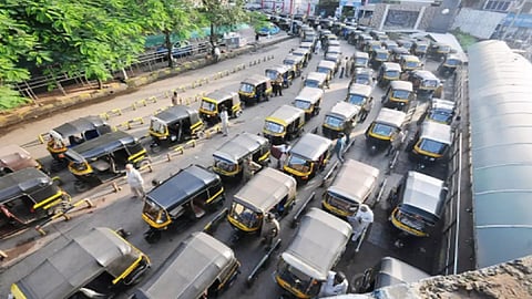 ठाण्यात शेअर रिक्षांवर वाहतूक विभागाचा कारवाईचा बडगा, 26 हजारांचा दंड वसूल