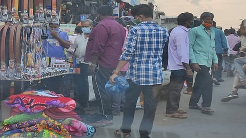 The sidewalks and sidewalks at Chikhali Chowk are always crowded in the evening, making it difficult for pedestrians to walk. 2.jpg