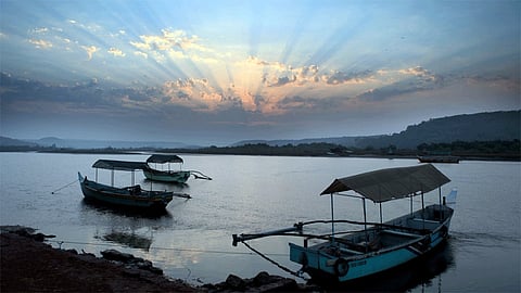 Tourist Boat Accident In Malvan Old Woman Dead