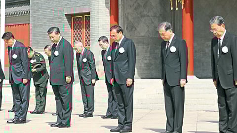 ‘कोरोना’मुळे मृत्यमुखी पडलेल्यांना श्रद्धांजली वाहताना चीनचे अध्यक्ष शी जिनपिंग आणि अन्य वरिष्ठ नेते.