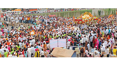 चौफुला (ता. दौंड) - संत तुकाराम महाराज पालखीच्या दर्शनासाठी बुधवारी भाविकांनी केलेली गर्दी.