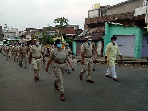 कोरोनाच्या पार्श्वभूमीवर आपत्कालीन परिस्थितीत पोलिसांनी राबवलेल्या मॉक ड्रिलचे दृश्य