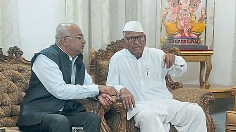 पुणे विद्यापीठ - प्र कुलगुरू डॉ. एन. एस. उमराणी आणि बसवंत भरले गुरुजी यांची भावपूर्ण भेट.