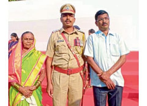 police officer Sheetalkumar Doeejad was awarded the Presidential Medal