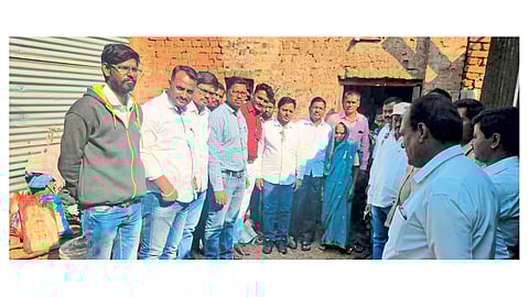 Officers and reading staff took out their pocket pockets and fitted them into their homes kolhapur marathi news