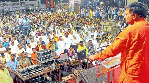 डॉ. बाबासाहेब आंबेडकर मैदान, पिंपरी - धनगर समाजाच्या जाहीर मेळाव्यात उपस्थितांना मार्गदर्शन करताना उत्तम जानकर.