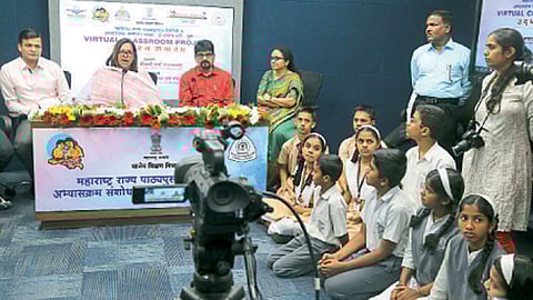 शिवाजीनगर - ई-बालभारतीमध्ये शालेय शिक्षणमंत्री वर्षा गायकवाड यांनी व्हर्च्युअल क्लासरूमद्वारे ग्रामीण भागातील विद्यार्थ्यांशी संवाद साधला.