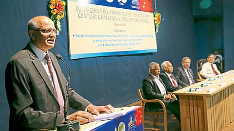 मयूर कॉलनी - परिसंवादात बोलताना विजय गोखले आणि इतर मान्यवर.