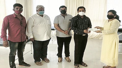 वीरपत्नीच्या दातृत्वाला सलाम, मदत करुन केलं पुण्याचं काम!