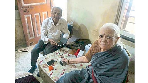 तळेगाव - ज्येष्ठांसाठी घरी ऑनलाइन जीवनपत्र काढून देताना विठ्ठल कुलकर्णी.