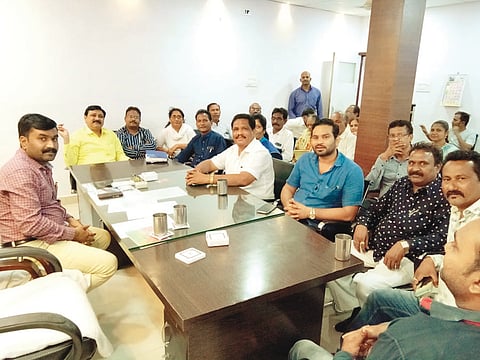 वाडी : नगराध्यक्ष राजेश थोराणे यांच्यासह 15 नगरसेवकासह बसलेले प्रेम झाडे.