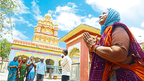 पर्वती - पालखी सोहळ्यानिमित्त पुण्यात आलेल्या वारकऱ्यांनी महादेवाचे दर्शन घेतले.