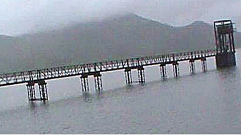 धरण परिसरात पावसाची हजेरी मात्र, पाणीसाठ्यात किंचित वाढ