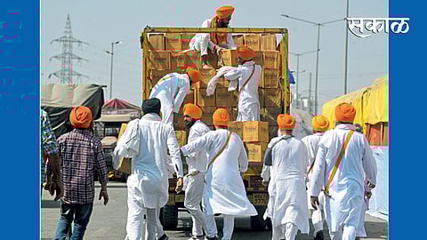 नवी दिल्ली - गाझीपूर सीमेवर आंदोलन करणाऱ्या शेतकऱ्यांना सोमवारी खास पंजाबमधून आणण्यात आलेल्या पाण्याच्या बाटल्यांचे वाटप करण्यात आले.