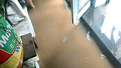 गांधीपेठ, चिंचवड - धोंडिराम सायकर यांच्या दुकानात गुरुवारी शिरलेले पावसाचे पाणी.