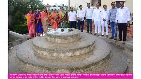 शिक्रापूर (ता. शिरूर) - येथील महत्वकांक्षी पाणी योजनेचे पाणी आज गावात चाचणी म्हणून यशस्वी झाल्याबद्दल त्याचे औपचारीक पाणी पुजन करताना सरपंच हेमलता राऊत तसेच जिल्हा परिषद सदस्या रेखा बांदल व मान्यवर ग्रामस्थ.