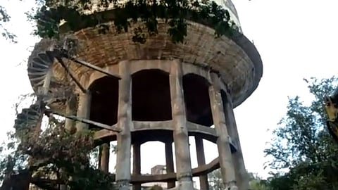 Video : खडकीतील पाण्याची टाकी पाडण्यास सुरवात