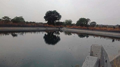 लेंगरे - येथील अमृत निंबळकर यांनी दुष्काळग्रस्त लोकांची शेतातील अमृत कुंडांनी भागवली तहान.