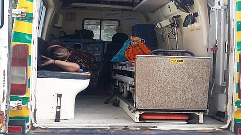 जालना : रुग्णवाहिकेत ताटकळलेली कोरोनाबाधित महिला.