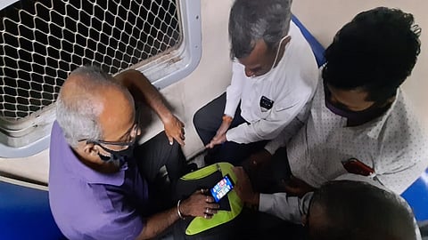 लोकलमध्ये रंगू लागलेत लुडोचे डाव; मुख्यमंत्रीसाहेब हे पाहा, नागरिकांना वाटतंय कोरोना गेला