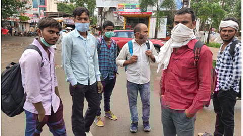 चाकण, ता. खेड, येथील औद्योगिक वसाहतीतील कंपन्यात पुन्हा कामासाठी आलेले उत्तरप्रदेशातील कामगार.