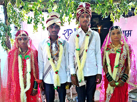 फुलसावंगी (जि. यवतमाळ) : ग्रामस्थांच्या पुढाकाराने विवाहित झालेली जोडपी.