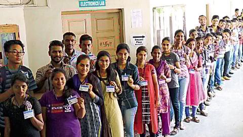 बाबूरावजी घोलप महाविद्यालय, सांगवी - मतदान करण्यासाठी विद्यार्थ्यांची लागलेली रांग.