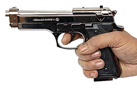 या प्रकरणी पोलिसांनी सहा जणांना अटक केली आहे. या घटनेतील एक जण गंभीर जखमी झाला असून त्याच्यावर लोणी येथील रुग्णालयात औषधोपचार सुरु आहेत.