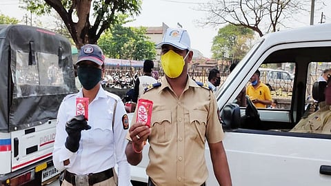 हाय अलर्ट...बंदाेबस्तात...प्रेम...हॅव्ह अ ब्रेक हॅव्ह अ किटकॅट