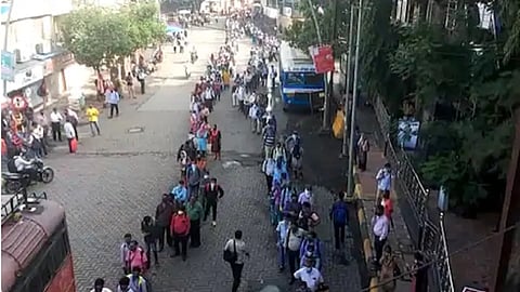 पहिल्याच दिवशी डोंबिवलीकरांचा कामावर 'लेट मार्क'! अपुऱ्या बससेवेमुळे गोंधळ