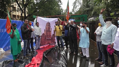 विसर्जनापूर्वीच कृत्रिम तलाव फुटला! भाजप कार्यकर्त्यांनी केले BMC चे प्रतिकात्मक विसर्जन