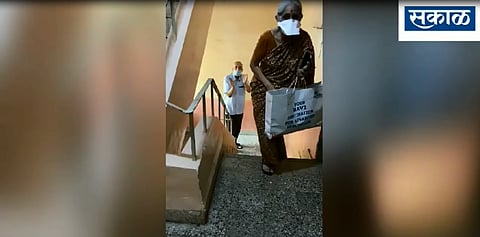 #VIDEO : कोरोनामुक्त ज्येष्ठ नागरिकाचे अनोखे स्वागत! विधायक आणि आशादायीदेखील!