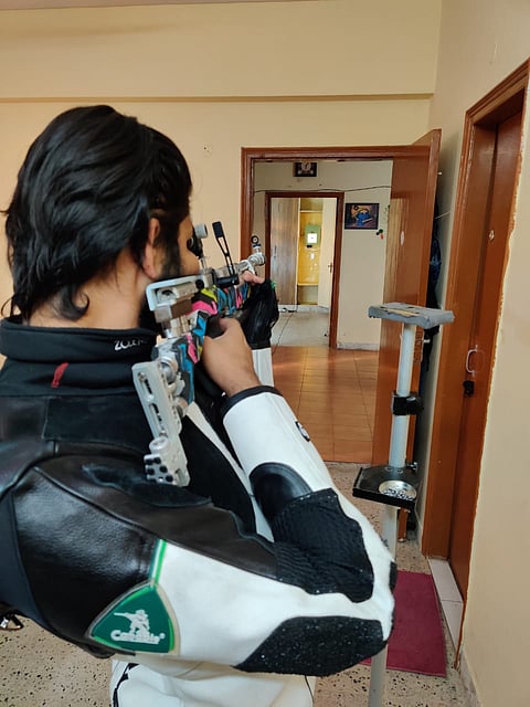 सरावाची जिद्द! दिव्यांश सिंगने घरातच तयार केले शूटिंग रेंज