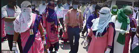 आरोग्यसेविकांचा जीव धोक्यात! मास्क, संरक्षक किट, हॅन्डग्लोजशिवाय घरोघरी जाऊन शोधत आहेत रुग्ण...