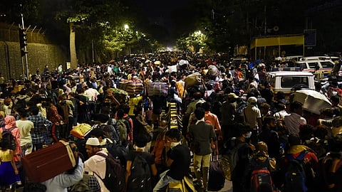 श्रमिकांची सीएसएमटी स्थानकावर गर्दी; केंद्र- राज्य समन्वयाचा अभाव
